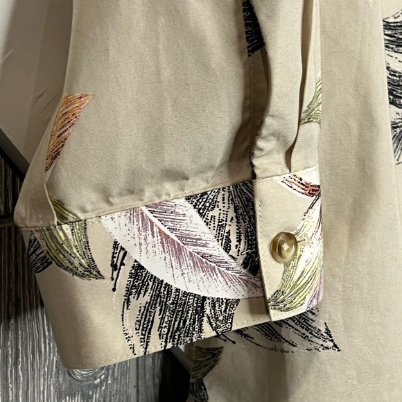 275. CHICOāS Tropical Inspired Button Down Shirt 0P - Picture 4 of 8